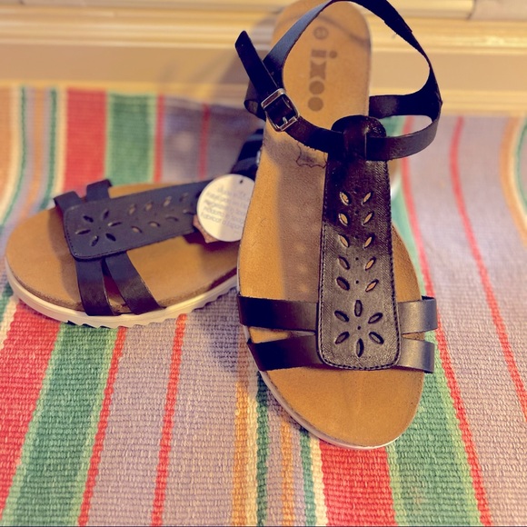 ixoo T strap black leather sandals. Cork footbed with 1/2 inch platform. Size 38 - Picture 3 of 9